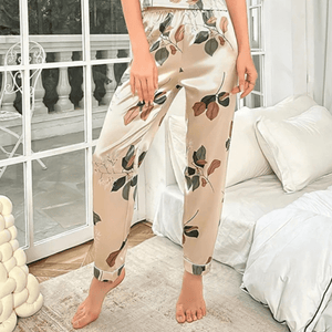 Champagnekleurige satijnen pyjama dames met bladerenprint