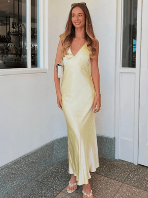 Gele satijnen jurk