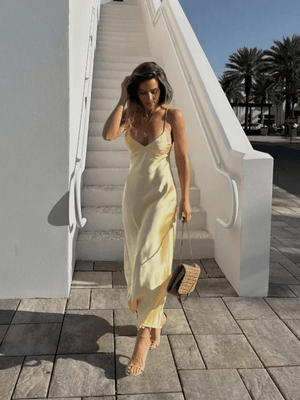 Gele satijnen jurk