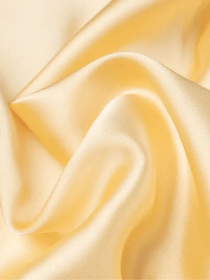 Gele satijnen jurk