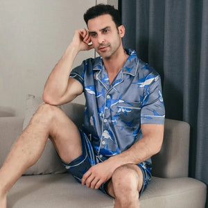 Grijsblauwe satijnen shortama heren met haaienprint