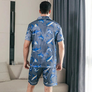 Grijsblauwe satijnen shortama heren met haaienprint