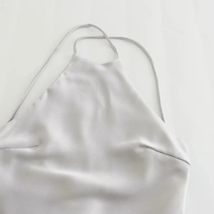 Grijze satijnen jurk