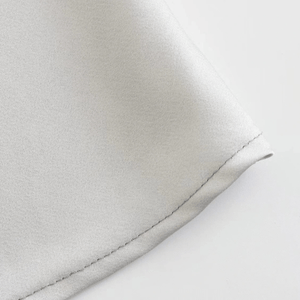 Grijze satijnen jurk