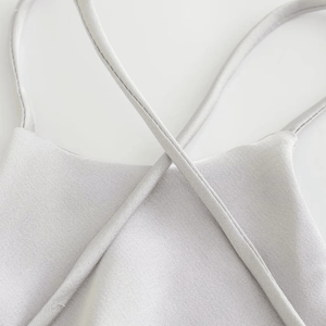 Grijze satijnen jurk