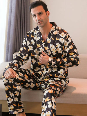 Heren zwarte satijnen pyjama met gele bloesemprint