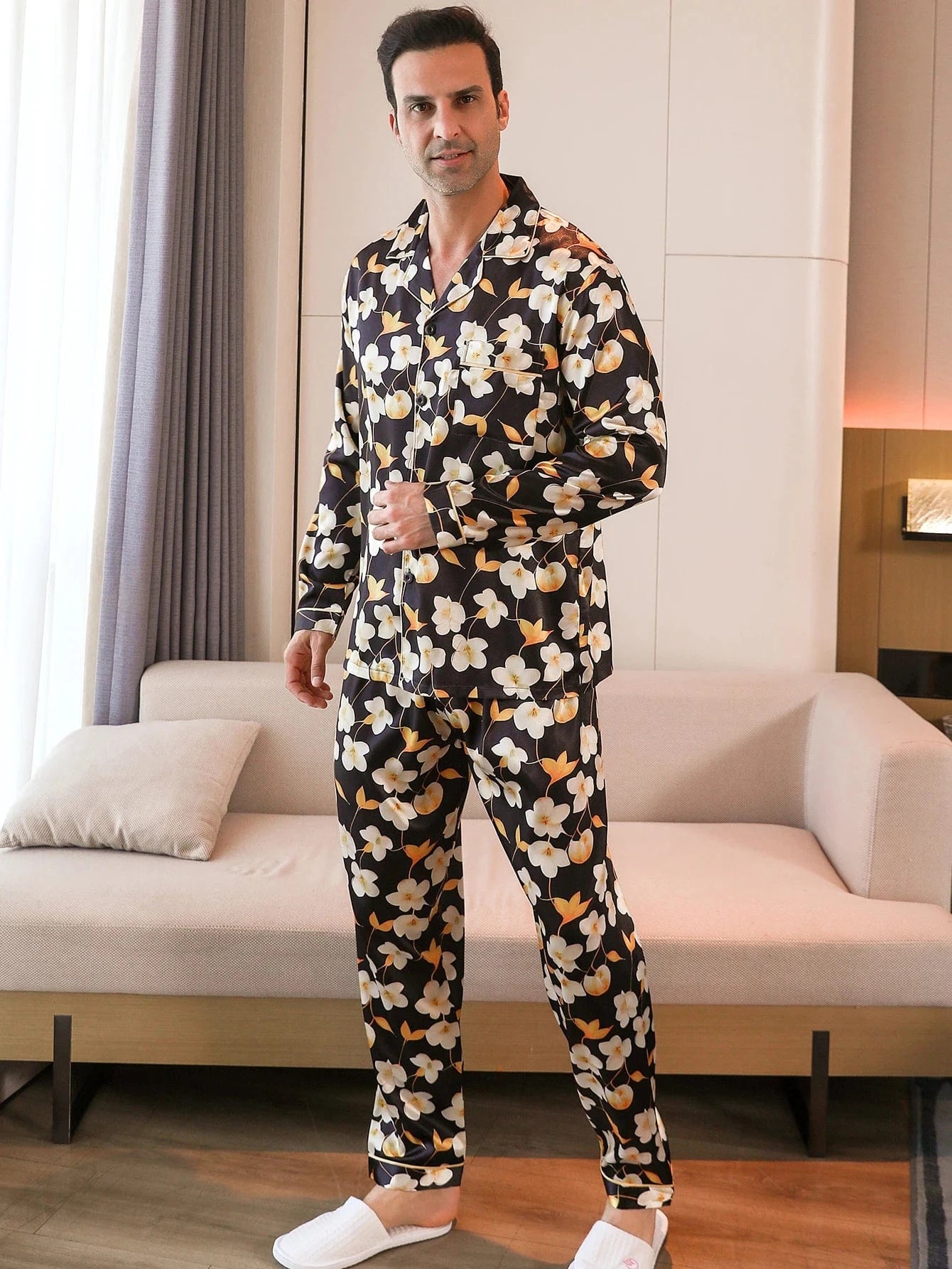 Heren zwarte satijnen pyjama met gele bloesemprint