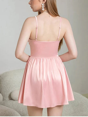 Licht roze satijnen babydoll jurkje met strik bandjes