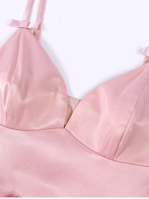 Licht roze satijnen babydoll jurkje met strik bandjes