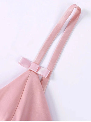 Licht roze satijnen babydoll jurkje met strik bandjes