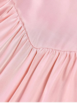 Licht roze satijnen babydoll jurkje met strik bandjes