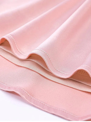 Licht roze satijnen babydoll jurkje met strik bandjes