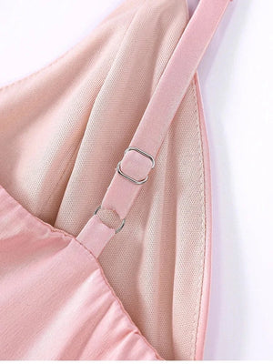 Licht roze satijnen babydoll jurkje met strik bandjes
