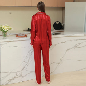 Rode satijnen pyjama met lange mouwen