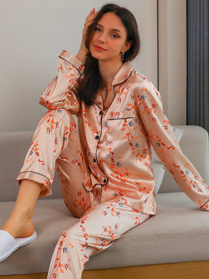 Roze lange satijnen pyjama dames met bloemenprint