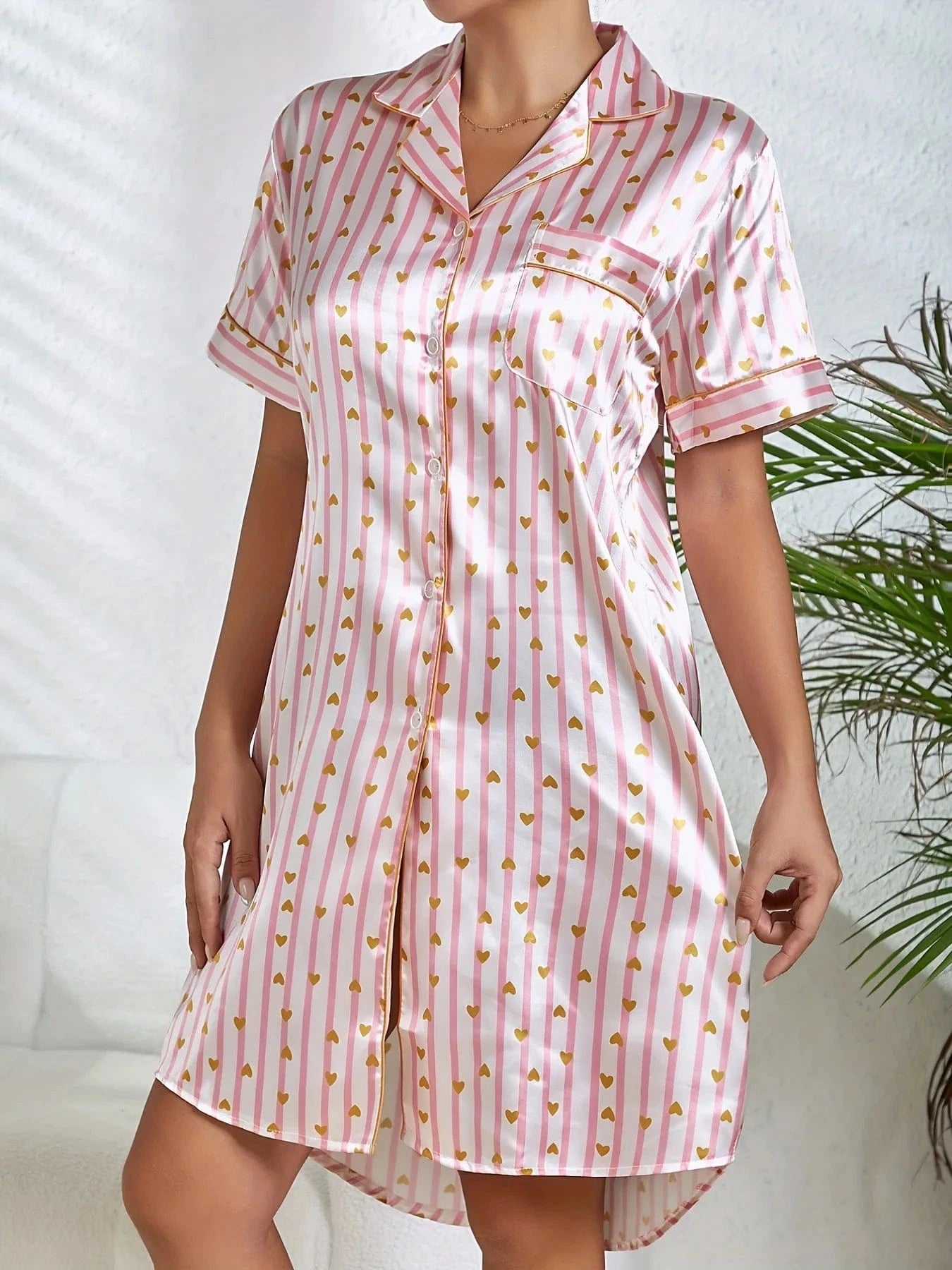 Roze satijnen nachthemd dames met strepen en gouden hartjesprint