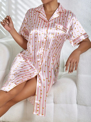 Roze satijnen nachthemd dames met strepen en gouden hartjesprint
