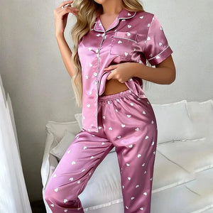 Roze satijnen pyjama dames met hartjesprint