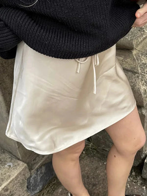 Satijnen minirok