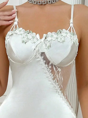 Wit satijnen nachthemd