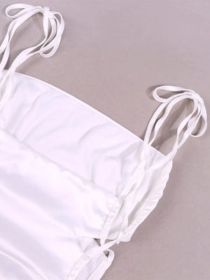 Witte gedrapeerde satijnen mini jurk met taille cut-outs