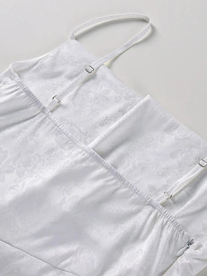 Witte satijnen mini jurkje met watervalhals en bloemen textuur