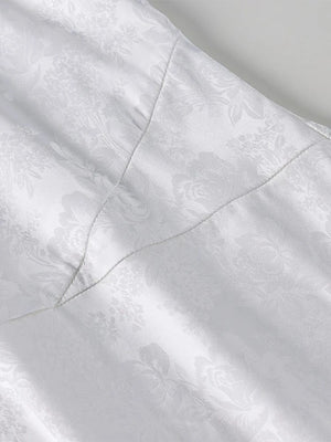 Witte satijnen mini jurkje met watervalhals en bloemen textuur