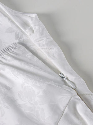 Witte satijnen mini jurkje met watervalhals en bloemen textuur