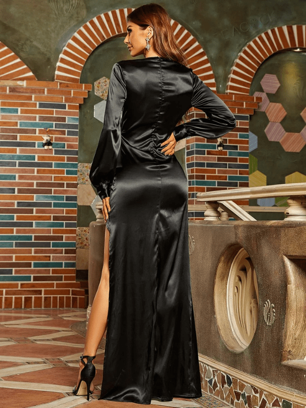 Zwarte satijnen jurk met lange mouwen