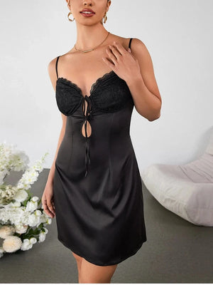 Zwarte satijnen mini jurk met kanten bustier en strik cut-out