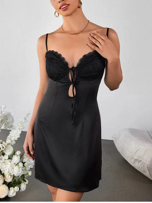 Zwarte satijnen mini jurk met kanten bustier en strik cut-out