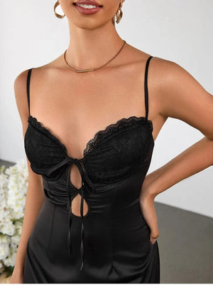 Zwarte satijnen mini jurk met kanten bustier en strik cut-out