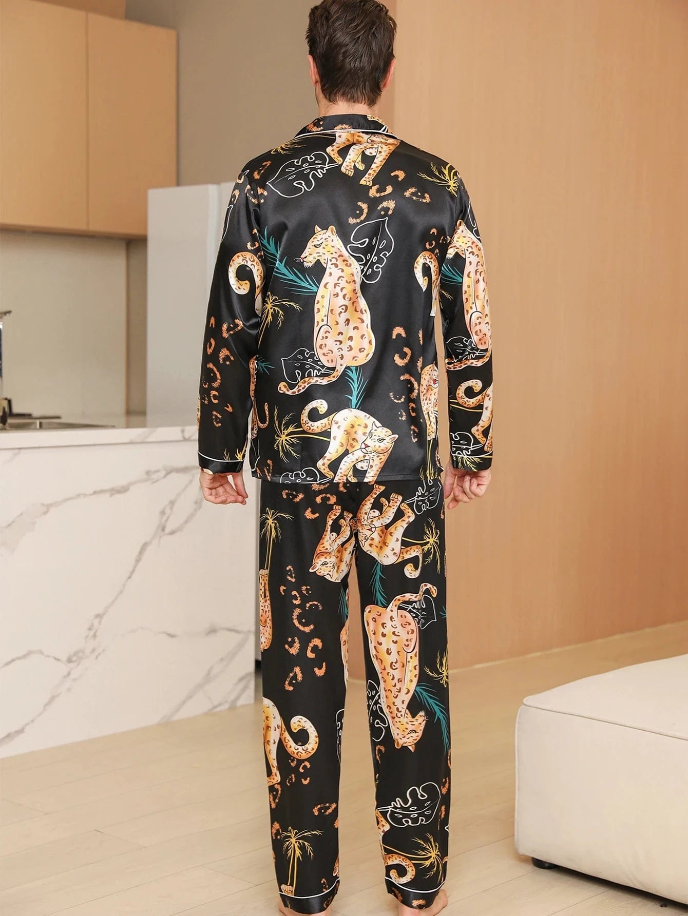 Zwarte satijnen pyjama heren met luipaard