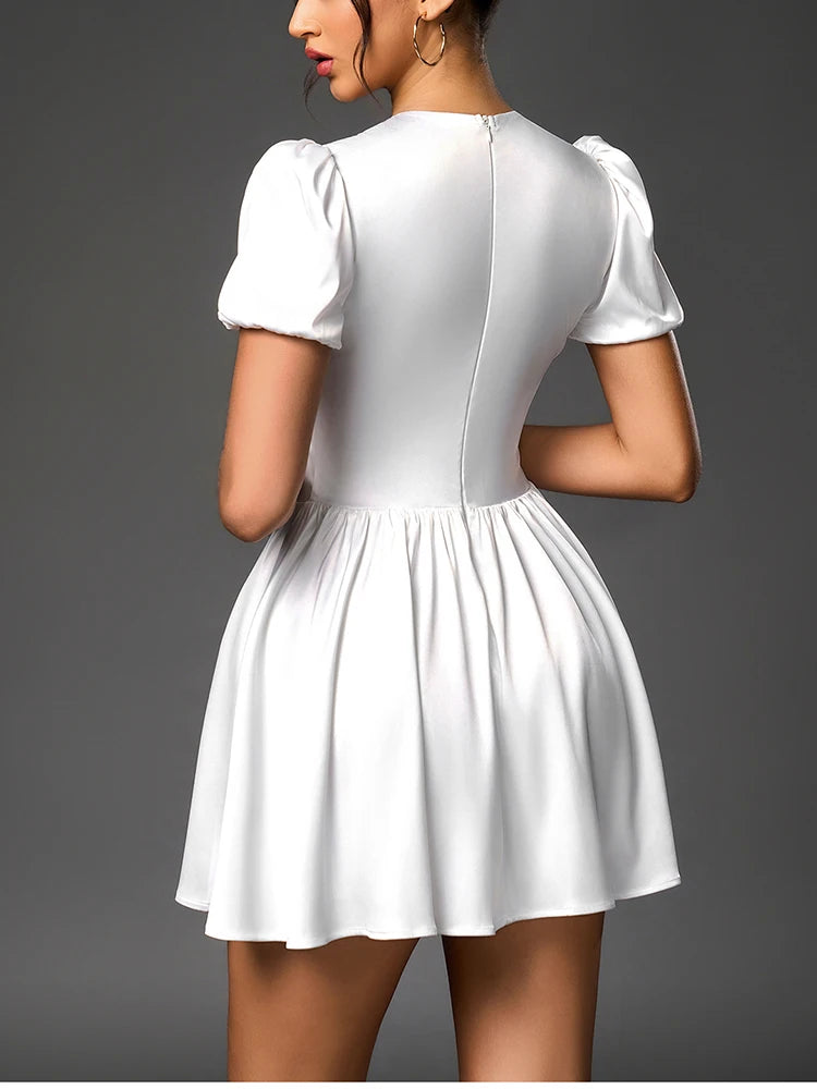Witte satijnen mini-jurk