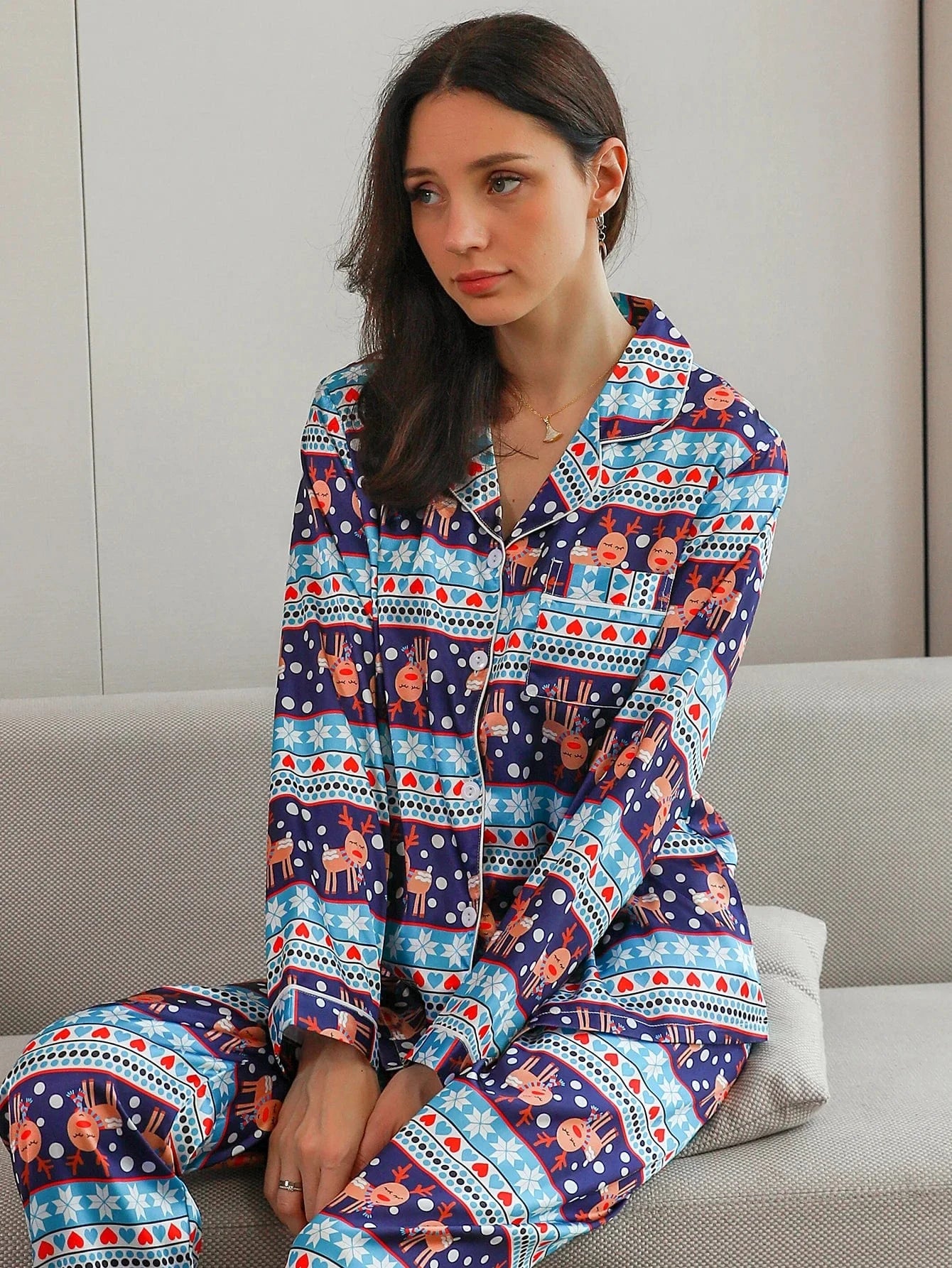 Donkerblauwe satijnen kerstpyjama dames met rendier print