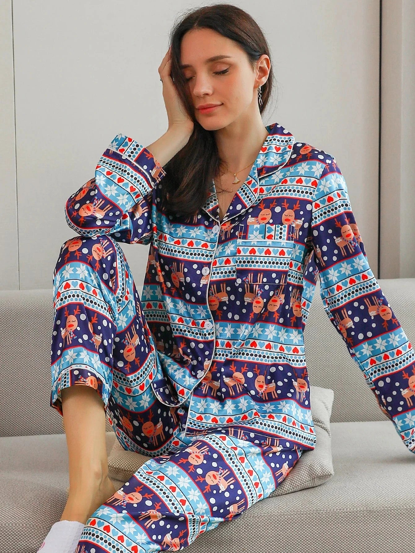 Donkerblauwe satijnen kerstpyjama dames met rendier print Blauw / S