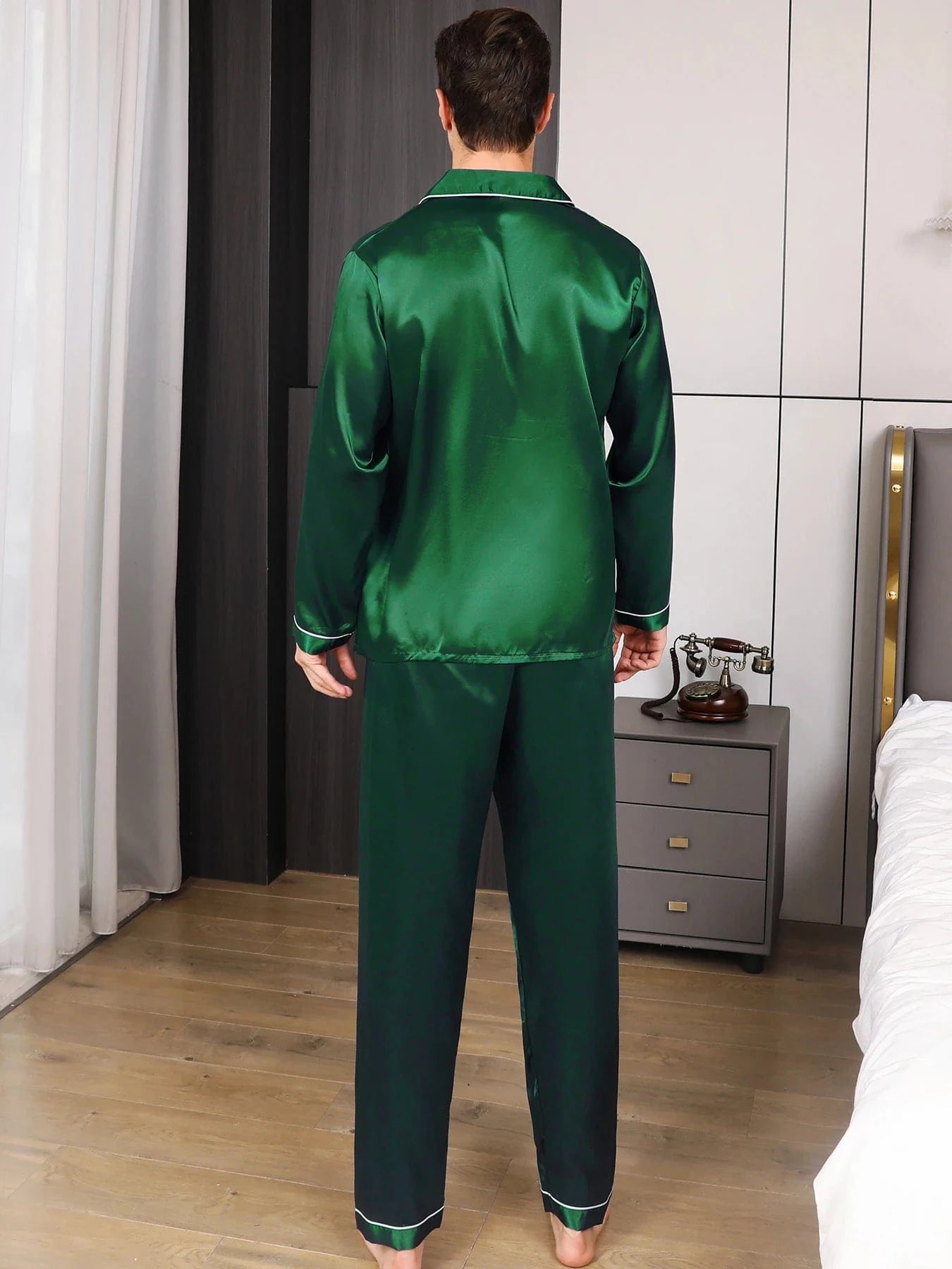 Groene satijnen herenpyjama