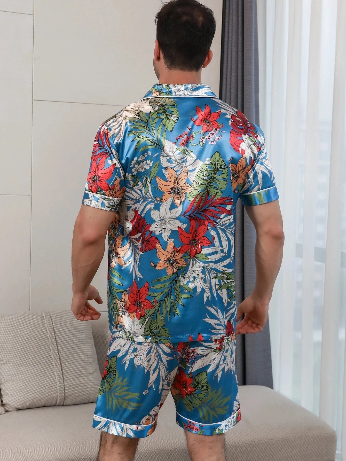 Heren satijnen shortama met tropische bloemen en bladprint