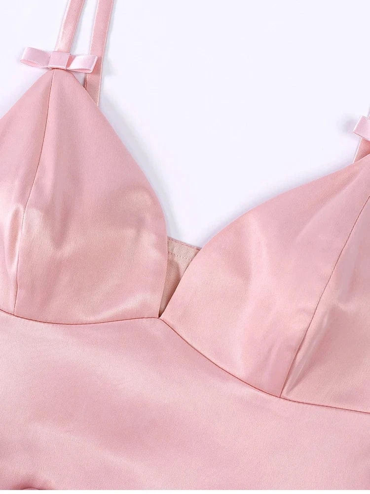 Licht roze satijnen babydoll jurkje met strik bandjes