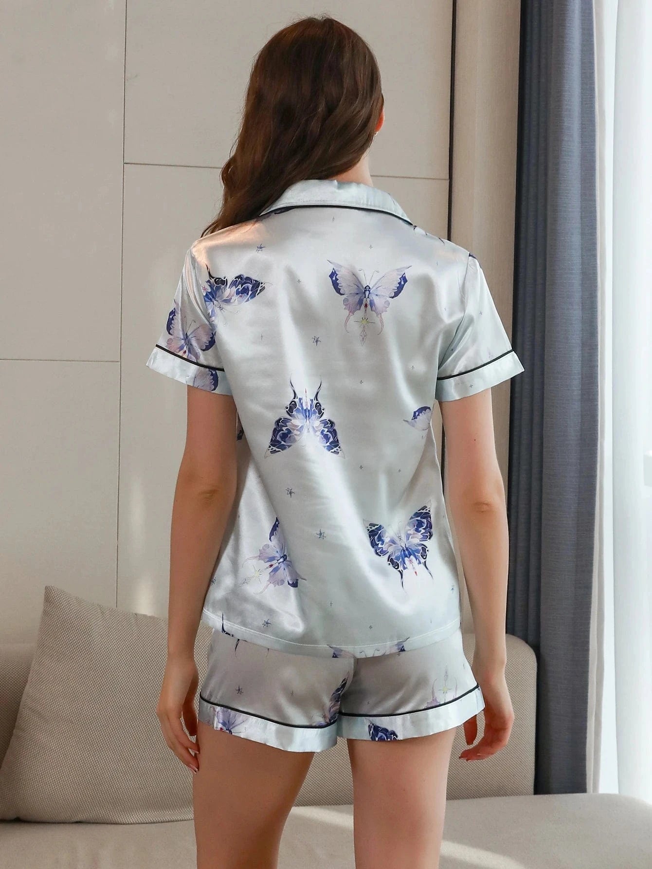 Lichtblauwe satijnen shortama dames met vlinderprint