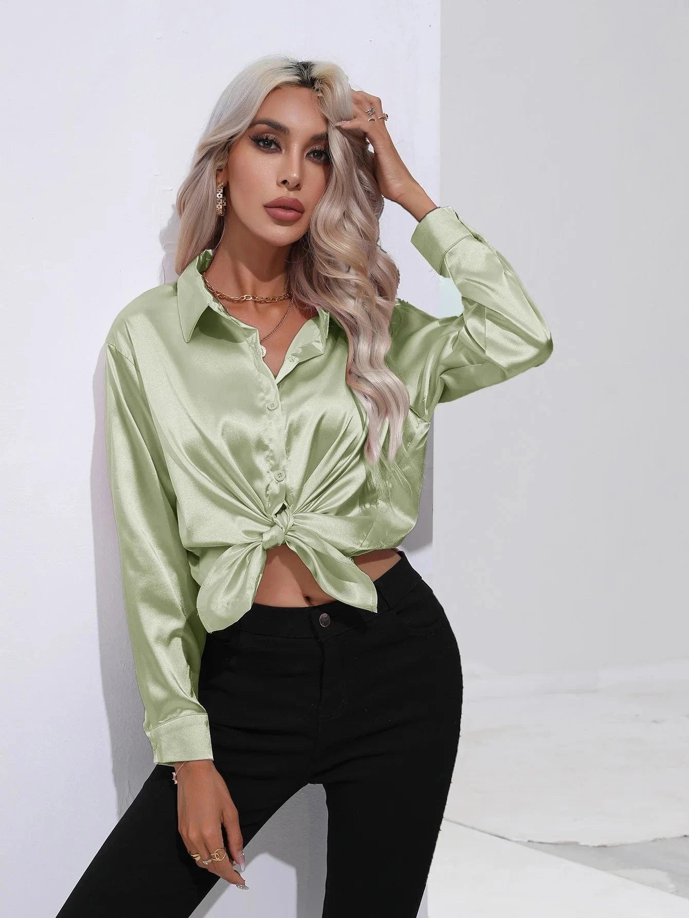 Lichtgroene satijnen blouse