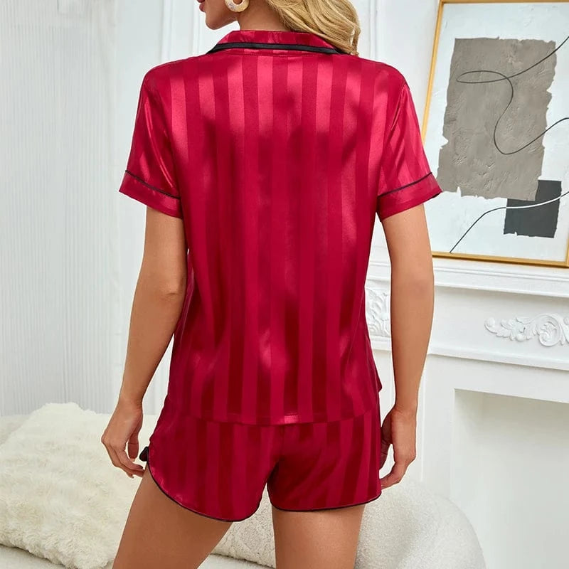 Rode satijnen pyjama