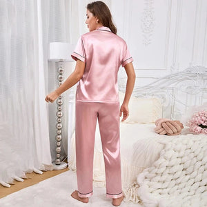 Roze satijnen pyjama