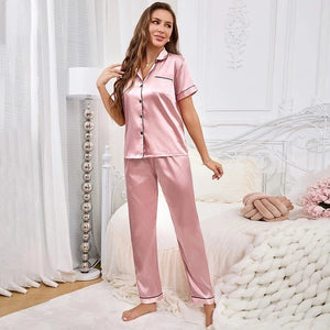 Roze satijnen pyjama