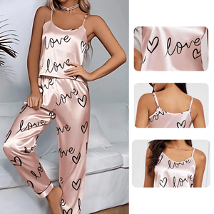 Roze satijnen pyjama dames met hartjes en 'love' print