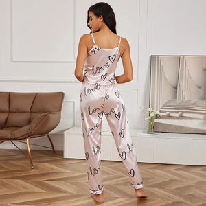 Roze satijnen pyjama dames met hartjes en 'love' print