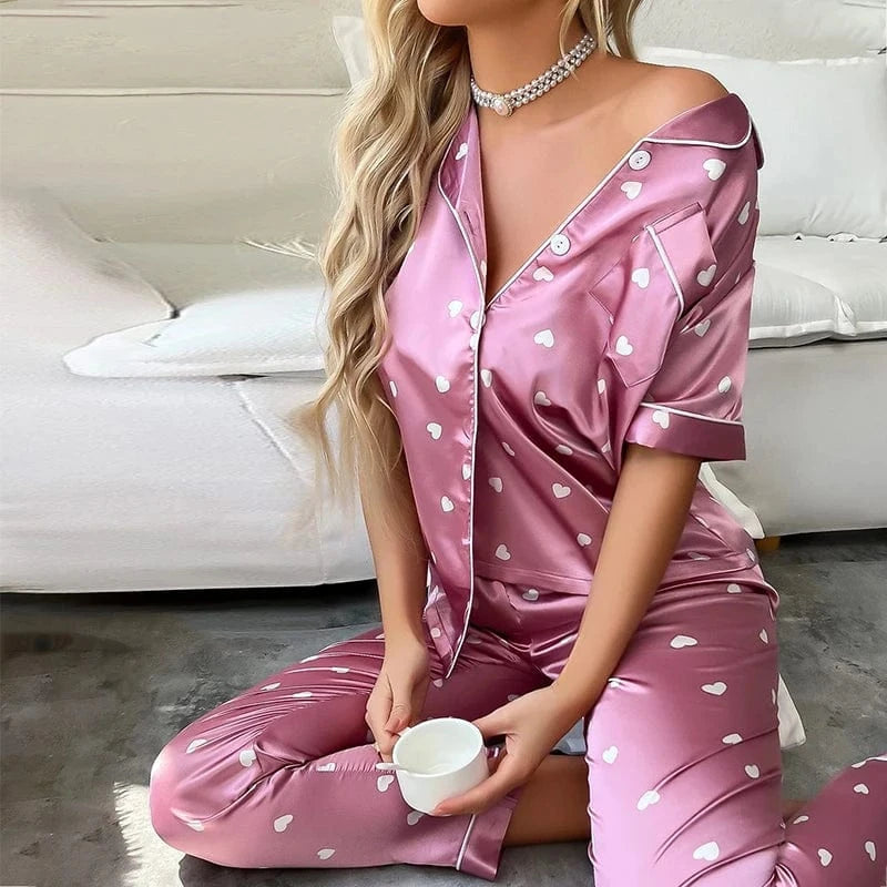 Roze satijnen pyjama dames met hartjesprint