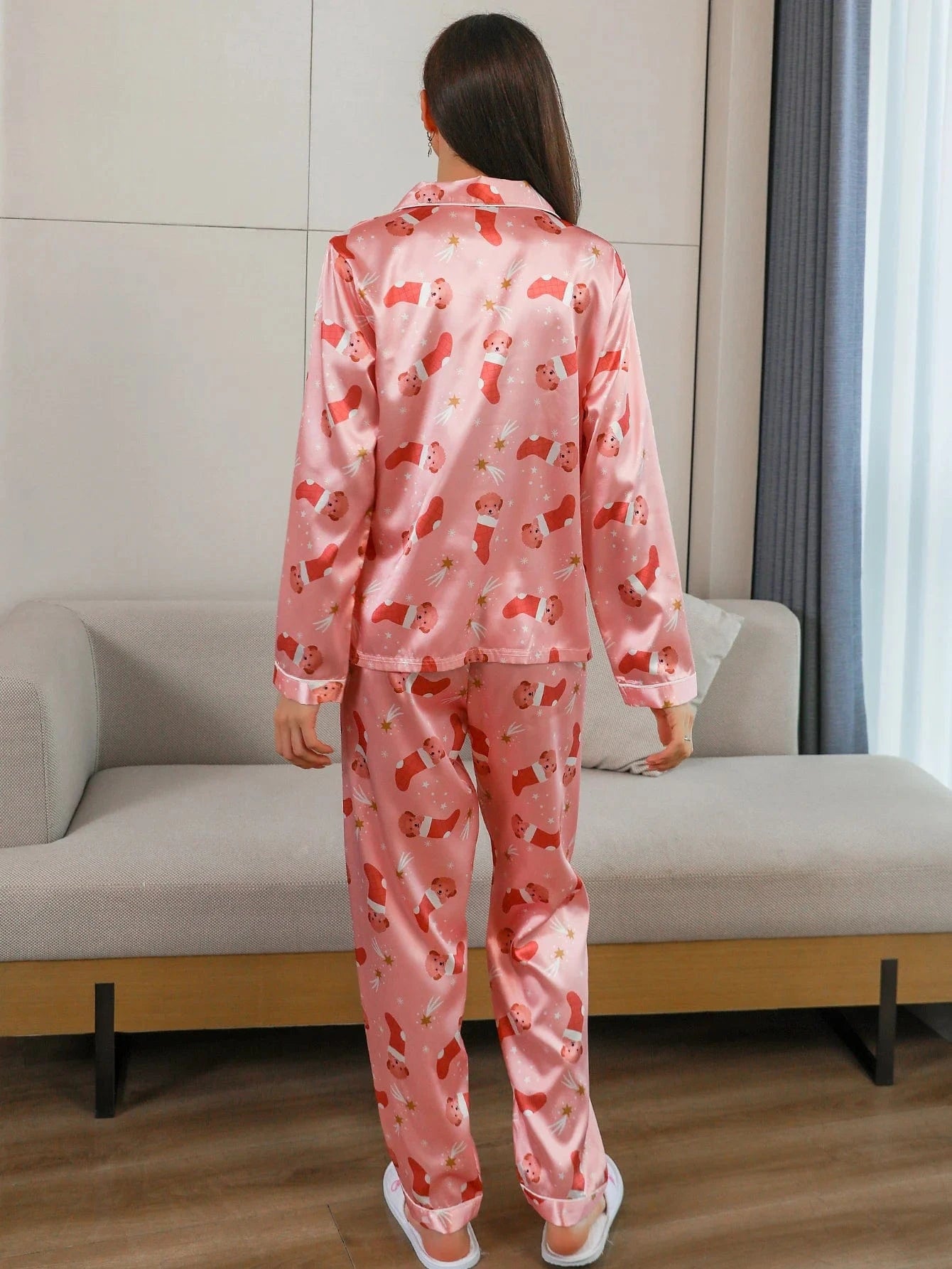 Roze satijnen pyjama met kerstmuts en sterrenprint