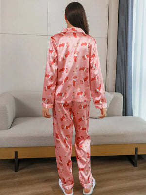 Roze satijnen pyjama met kerstmuts en sterrenprint
