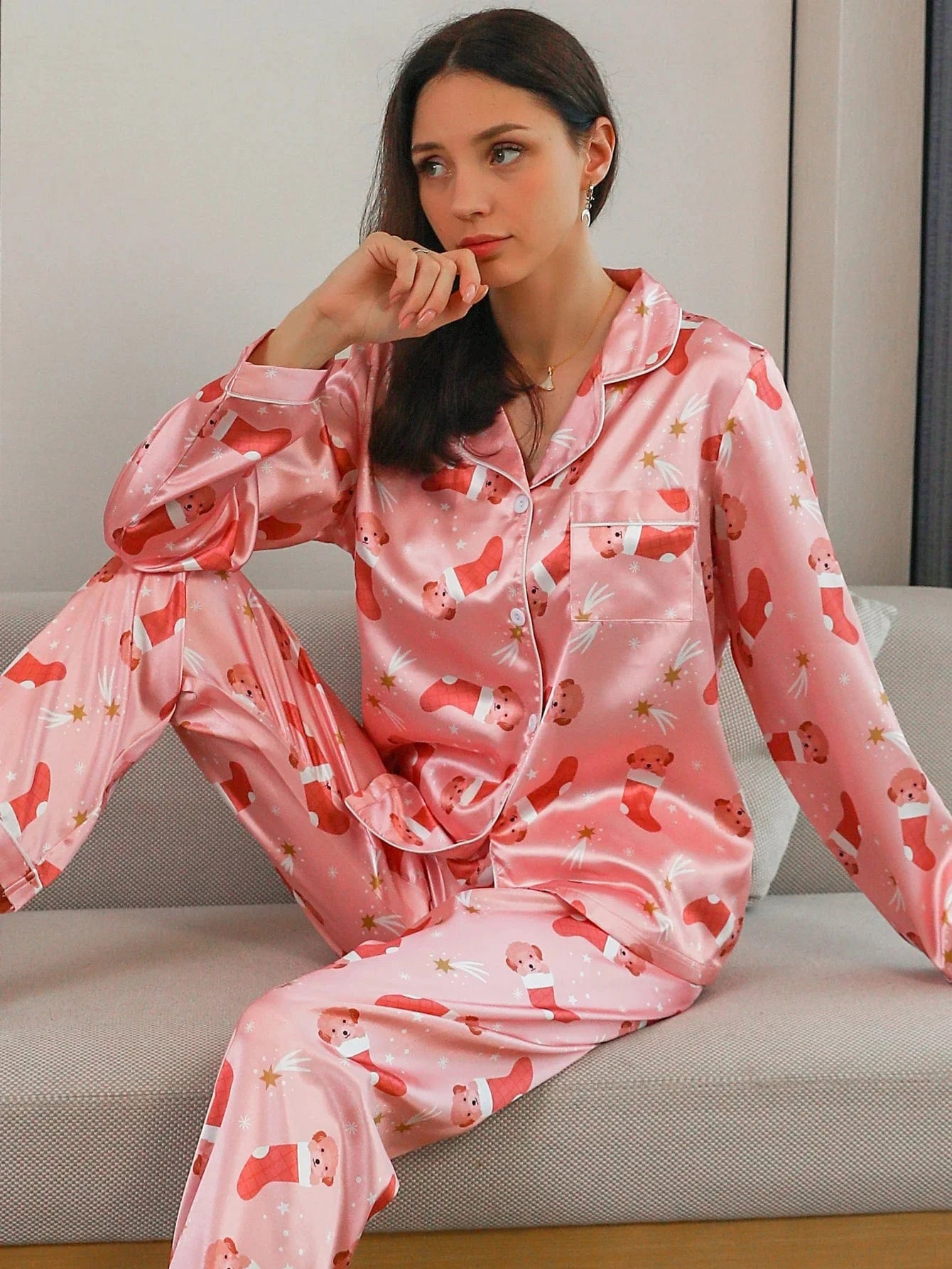 Roze satijnen pyjama met kerstmuts en sterrenprint